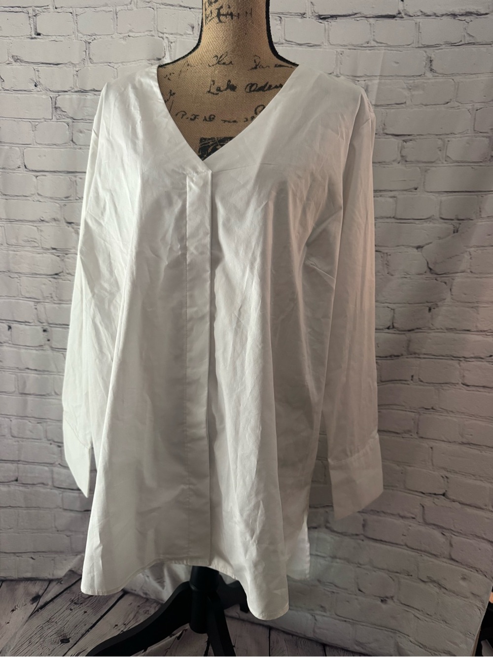 NWT Plus size Alexander Jordan White V-Neck women’s button up long sleeve Shirt